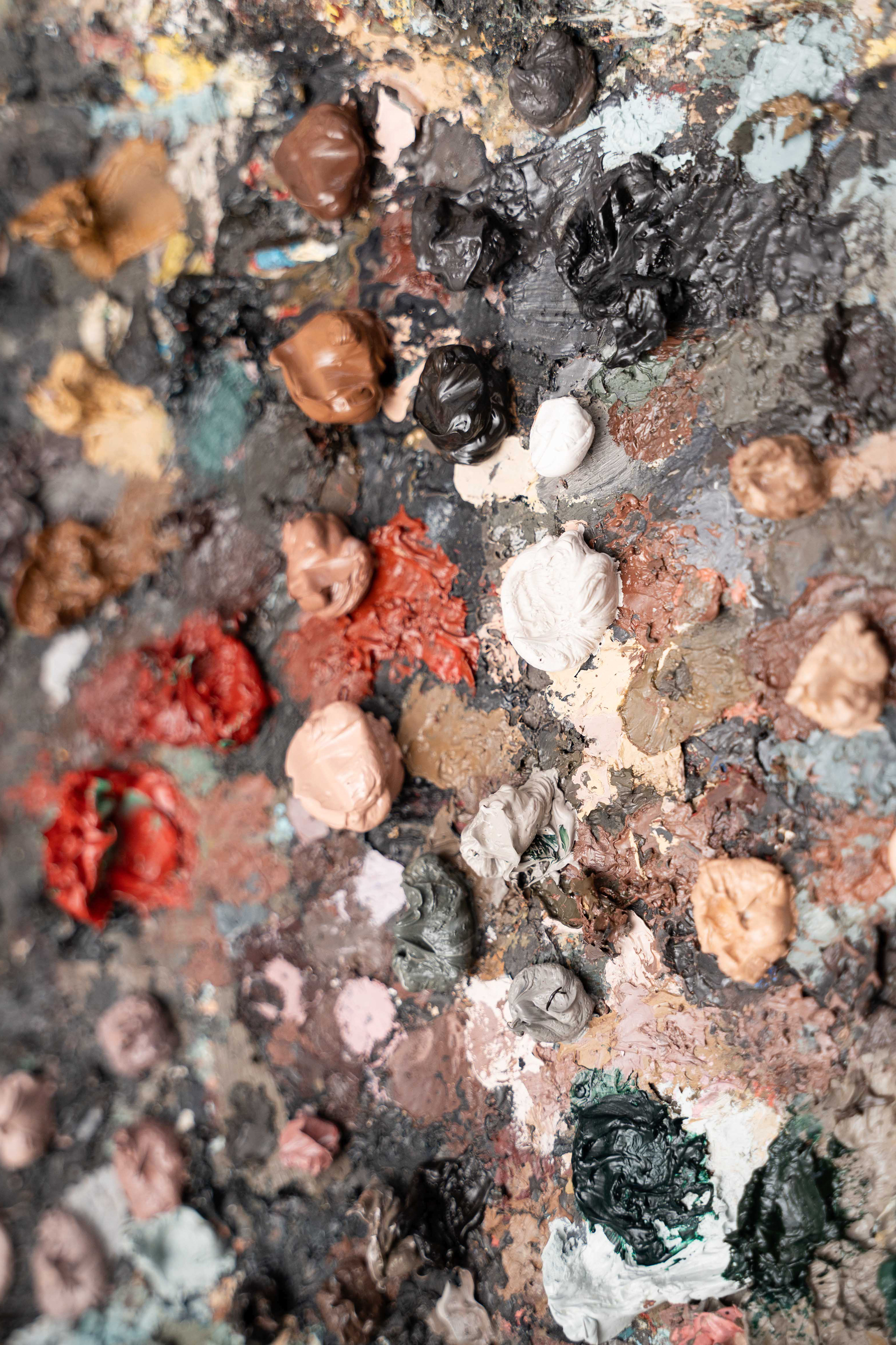 Farbpalette mit bunten Farbresten Farbpalette mit bunten Farbresten