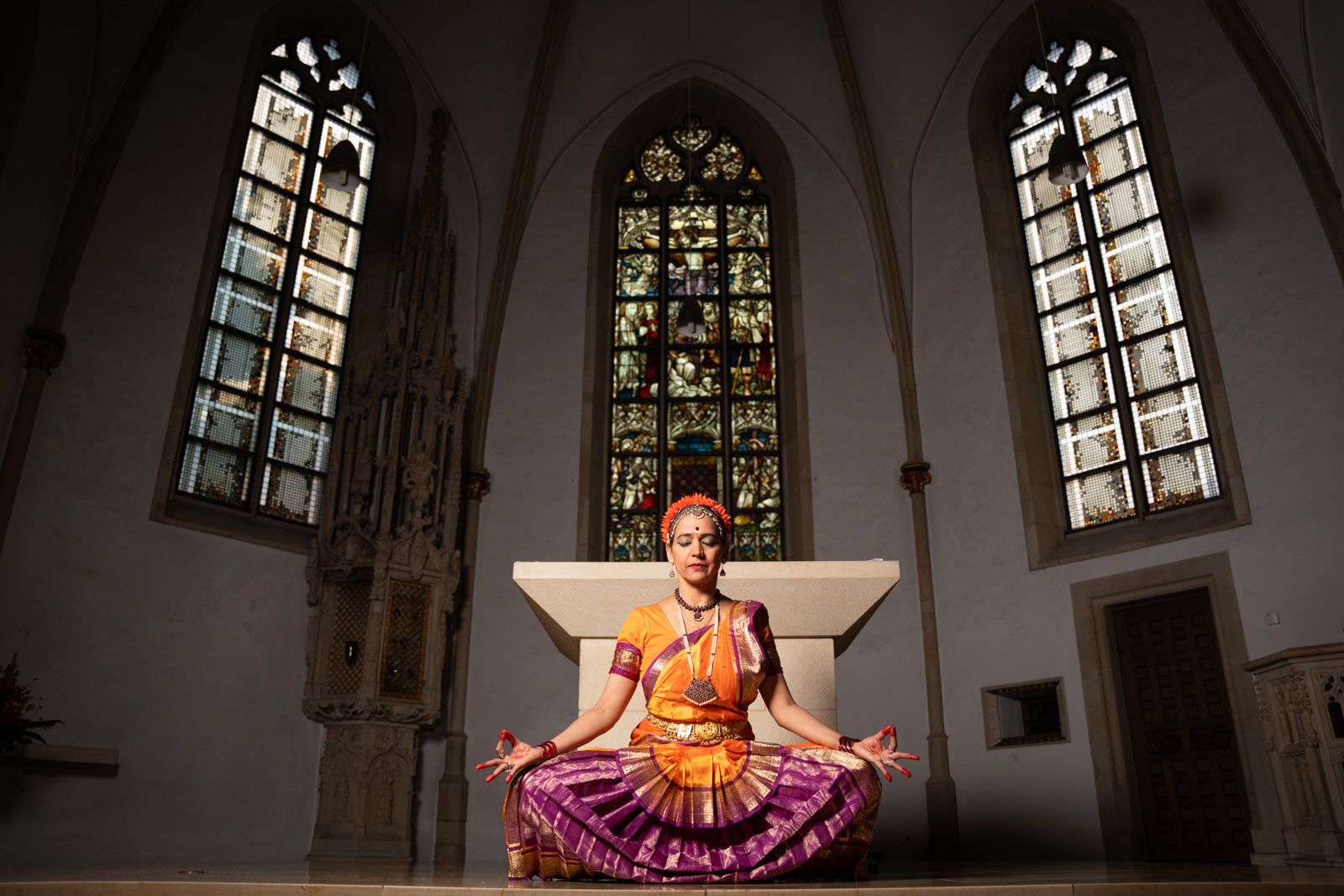 Kulkanti Barboza tanzt den Odissi, einen traditionellen indischer Tanz, während eines Gottesdienstes in der Kirchengemeinde St. Sebastian
