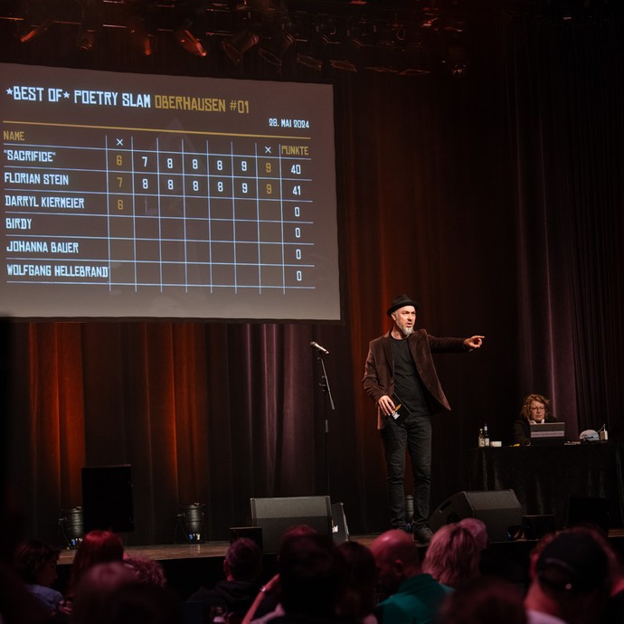 Marian Heuser beim „Best of Poetry Slam Oberhausen“ am 19.03.2024 im Ebertbad (vergrößerte Bildansicht wird geöffnet)