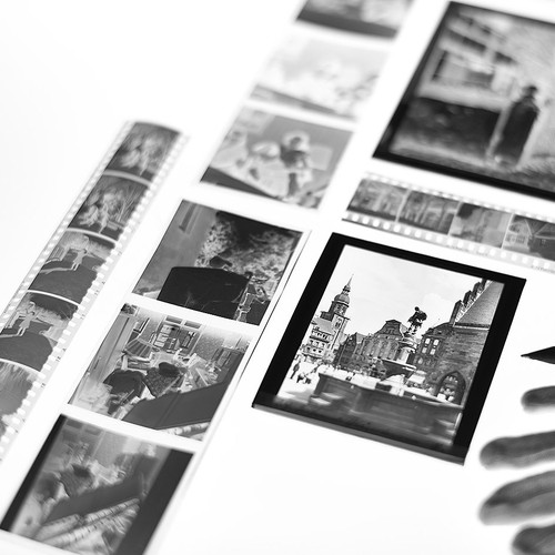 Sichtung von historischem Fotomaterial auf einem Leuchttisch © LWL-Medienzentrum für Westfalen