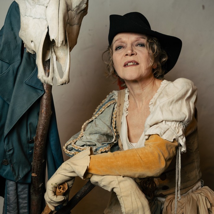 Jutta Seifert als Courasche in dem Stück „Die Courasche“, aufgeführt in der Niedermühle Büren (vergrößerte Bildansicht wird geöffnet)