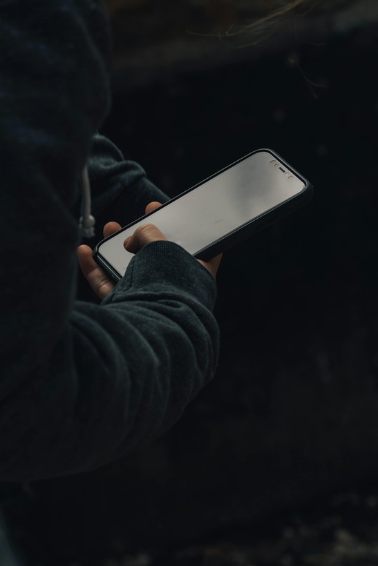 Jemand hält ein Smartphone
