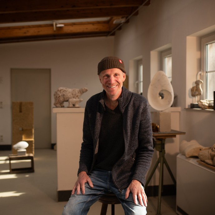 Ulrich Rothmund im Ateliergebäude der Ateliergemeinschaft Steinatelier in Münster umgeben von seinen Skulpturen (vergrößerte Bildansicht wird geöffnet)