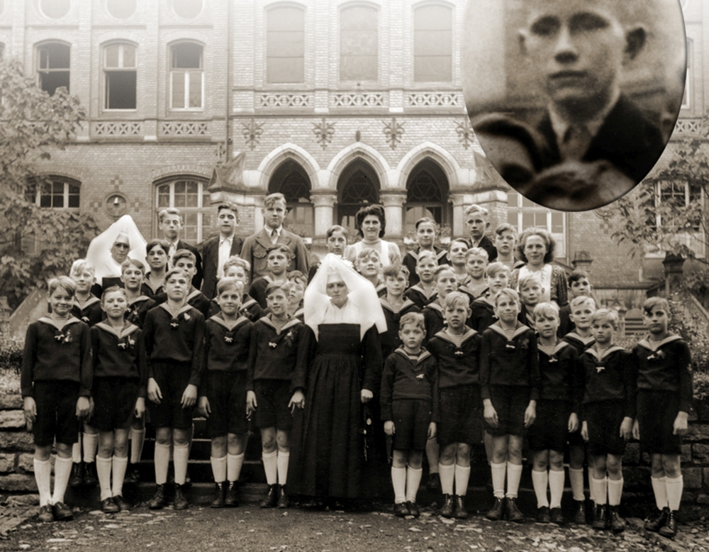 Das Bild zeigt eine Gruppe Kinder mit zwei Schwestern.