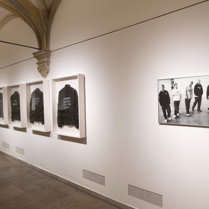 Installation „I am Turkish, I am Honest, I am Diligent. 1998/2023“ mit türkischen Schuluniformen. (vergrößerte Bildansicht wird geöffnet)