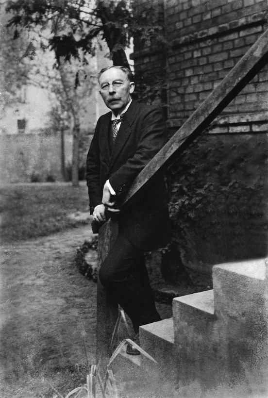 Dr. Joseph Schäfer 1926 vor seinem Alterswohnsitz in Münster, Lehrer und engagierter Heimatkundler in Recklinghausen © LWL-Medienzentrum für Westfalen
