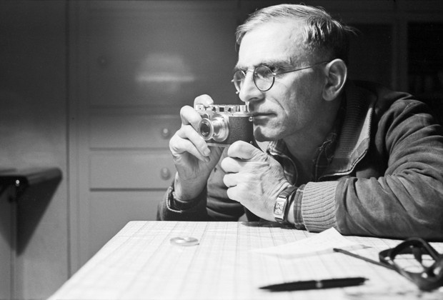 Fotografie des Fotografen Böckenhoff mit Kamera in der Hand