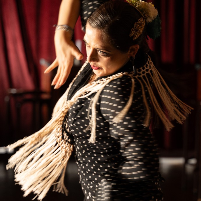 Carmen López beim Flamenco tanzen mit dem „Mantón de Manila“ (Umhängetuch) in der Tanzschule Salsomania (vergrößerte Bildansicht wird geöffnet)