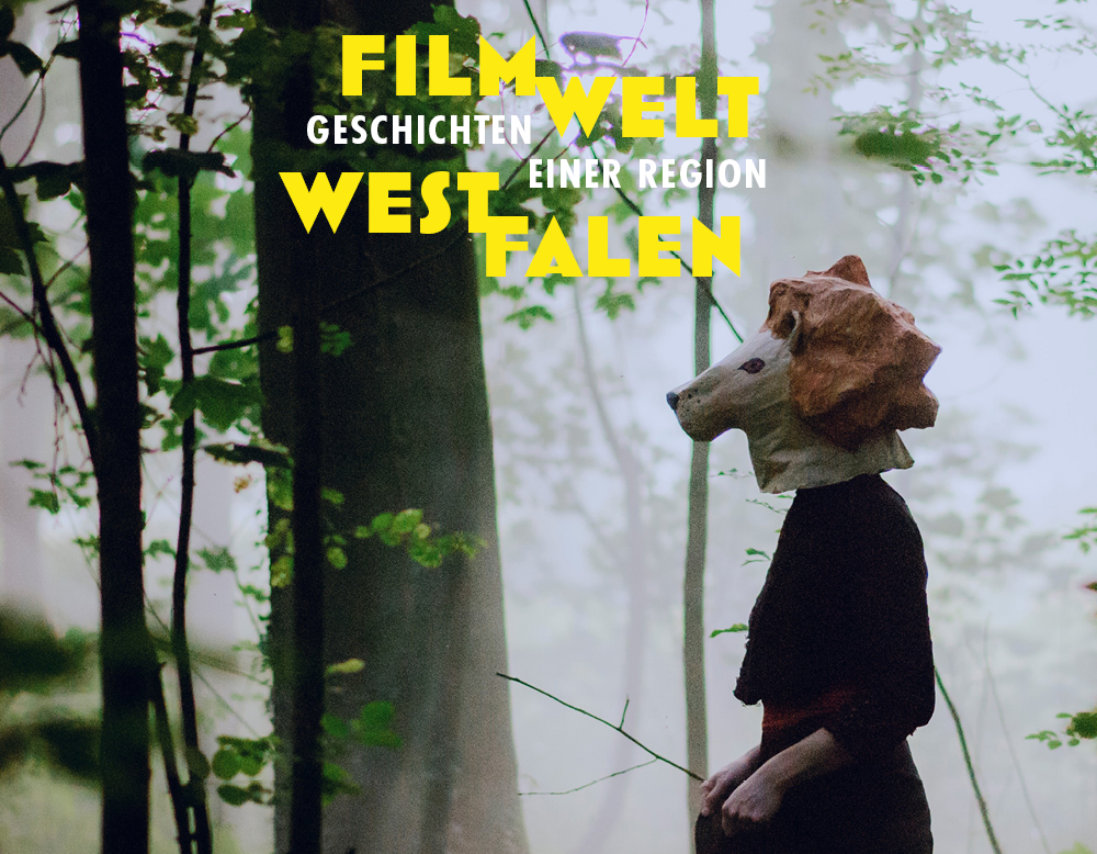 Eine Frau mit Löwenmaske läuft durch einen Wald. Aufschrift: Filmwelt Westfalen - Geschichten einer Region.