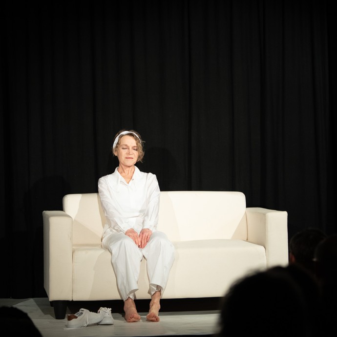 Jutta Seifert bei der Aufführung des mobilen Theaterstückes „Bin nebenan. Monologe für zuhause“ (vergrößerte Bildansicht wird geöffnet)