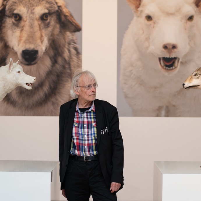 Timm Ulrichs vor seinem Kunstwerk „Wolf im Schafspelz-Schaf im Wolfspelz. Ein Verwandlungskunststück“ (vergrößerte Bildansicht wird geöffnet)