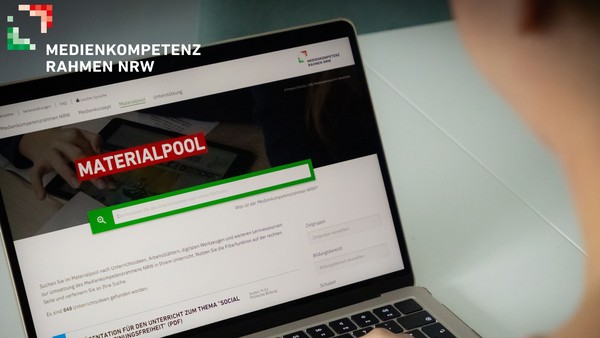 Blick auf einen Laptop. Auf dem Bildschirm ist der Materialpool des Medienkompetenzrahmens NRW zu sehen.