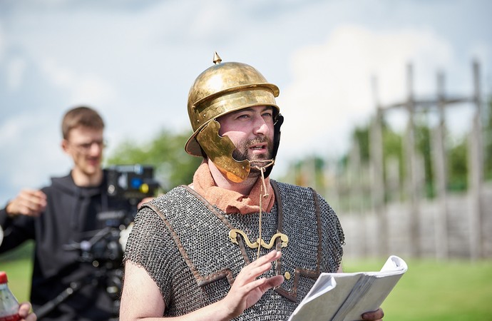 Legionär Fabian lernt den Drehbuchtext
