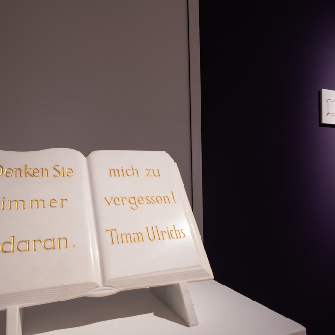 Ausstellungsobjekt „Denken Sie immer daran, mich zu vergessen“ von Timm Ulrichs (vergrößerte Bildansicht wird geöffnet)