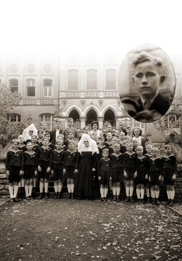 Paul Brune mit anderen Jugendlichen vor dem St. Johannes-Stift Marsberg, um 1950.