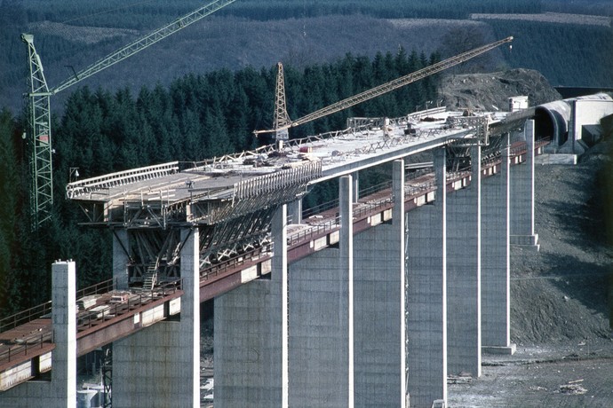 Die obere Fahrbahnplatte der Listertalbrücke wird betoniert. Die obere Fahrbahnplatte der Listertalbrücke wird betoniert.