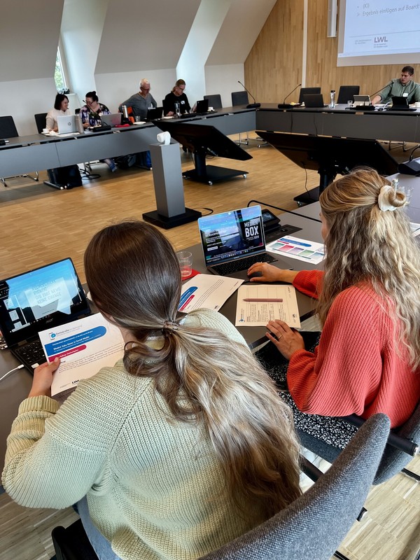 Qualifizierungsmodul zum LWL-Projekt „Demokratie on demand. Informationskompetenz in Social Media“ Qualifizierungsmodul zum LWL-Projekt „Demokratie on demand. Informationskompetenz in Social Media“