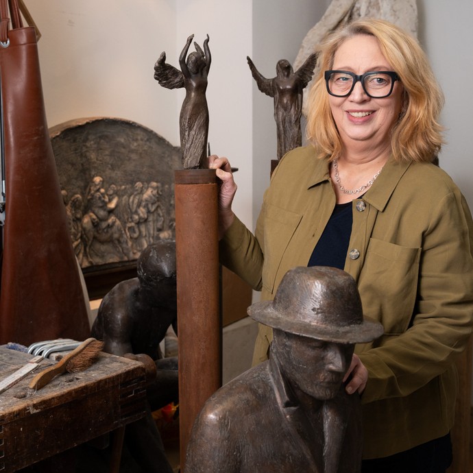 Porträt der Bildhauerin Nina Koch in ihrem Atelier in Bielefeld (vergrößerte Bildansicht wird geöffnet)