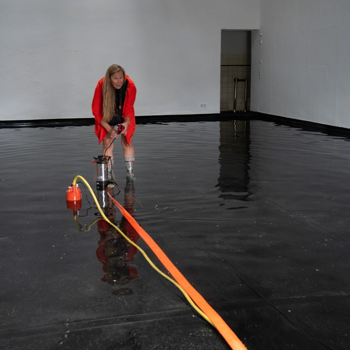 Danuta Karsten beim Abpumpen von dem Wasser ihrer Rauminstallation „TIME_2/3“ in der Künstlerzeche Unser Fritz 2/3 (vergrößerte Bildansicht wird geöffnet)