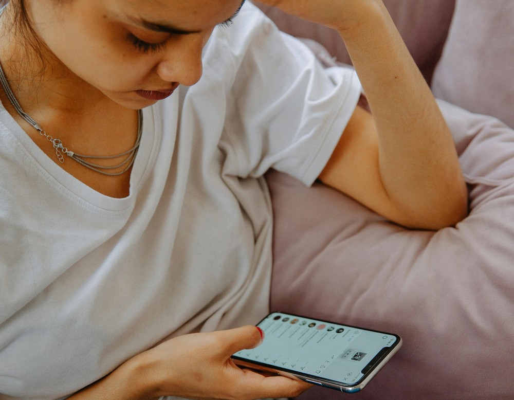 Jugendliche sieht auf ein Smartphone