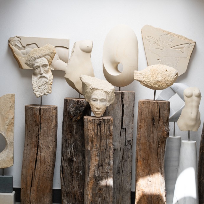 Sammlung verschiedener Sklupturen und versunkener Flachreliefe aus Baumberger Sandstein auf Holz- und Marmorsockeln von Ulrich Rothmund (vergrößerte Bildansicht wird geöffnet)