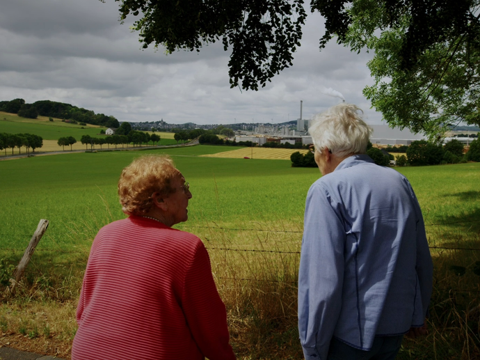 Lenchen Brandenburg (links) und Bernhardine Jütten (rechts) blicken über die Felder auf Brilon.