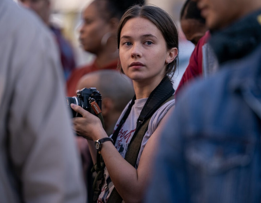 Fotografin in einer Menschenmenge