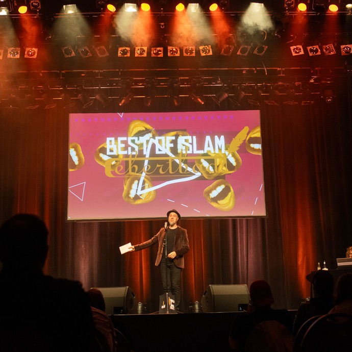 Marian Heuser beim „Best of Poetry Slam Oberhausen“ am 19.03.2024 im Ebertbad (vergrößerte Bildansicht wird geöffnet)