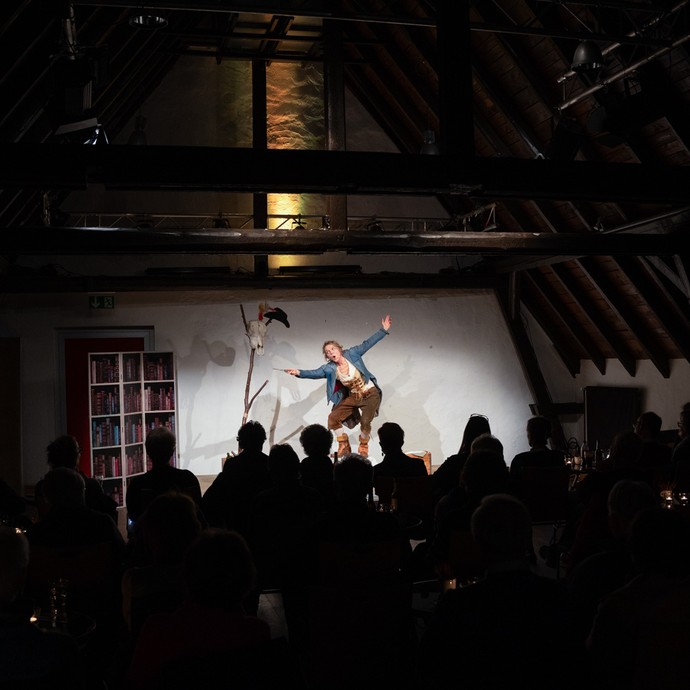 Jutta Seifert als Courasche in dem Stück „Die Courasche“, aufgeführt in der Niedermühle Büren (vergrößerte Bildansicht wird geöffnet)