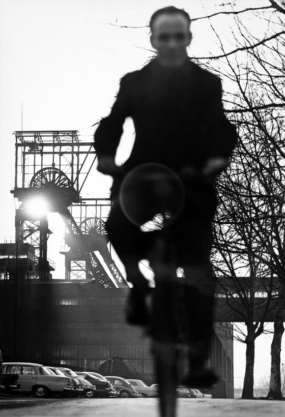 Radfahrer in Gladbeck, März 1969 - im Hintergrund: Zeche Graf Moltke, Kokerei Schacht 3/4. Helmut Orwat © LWL-Medienzentrum für Westfalen Radfahrer in Gladbeck, März 1969 - im Hintergrund: Zeche Graf Moltke, Kokerei Schacht 3/4. Helmut Orwat © LWL-Medienzentrum für Westfalen