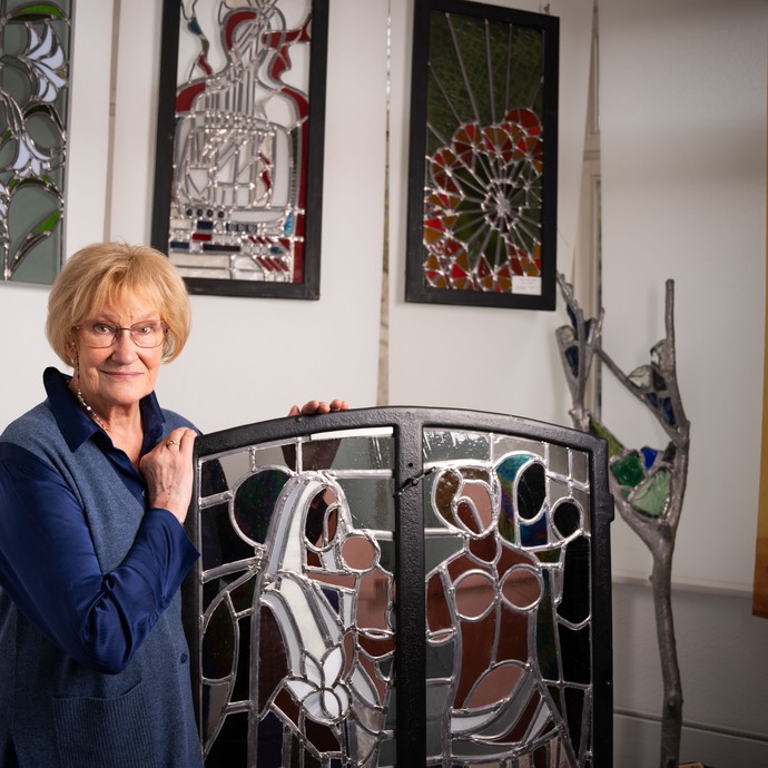 Kunstglaserin und Glasmalerin Ingrid Heuchel mit ihrer Bleiverglasung „Alter Ego“ im Glasmuseum Bad Driburg (vergrößerte Bildansicht wird geöffnet)