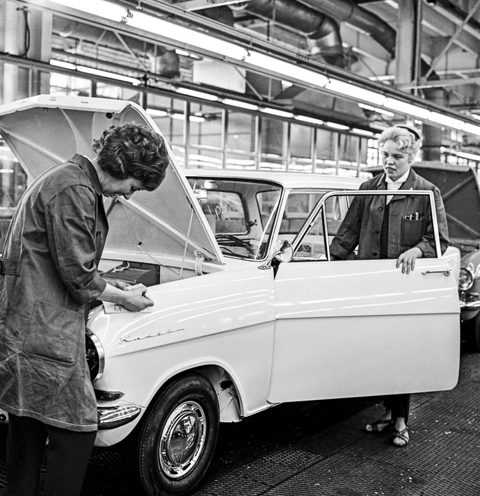 Arbeiterinnen an der Montagestraße, 1963 im Opel Bochum Werk I