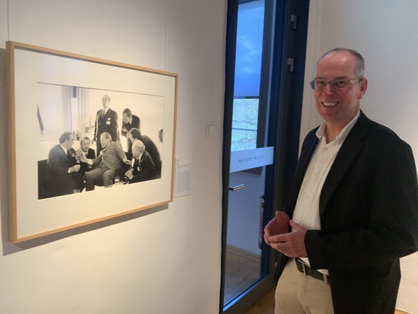 Prof. Dr. Markus Köster, Leiter des LWL-Medienzentrums für Westfalen, steht an einem seiner Lieblingsbilder von Engelbert Reineke.