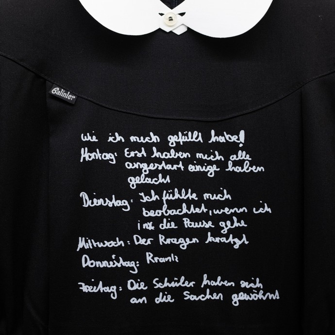 Türkische Schuluniformsjacke der Installation „I am Turkish, I am Honest, I am Diligent. 1998/2023“. (vergrößerte Bildansicht wird geöffnet)