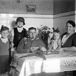 Soldaten im Heimaturlaub, Bernhard Stenert und Familie in Raesfeld, 1942, Böckenhoff © LWL-Medienzentrum für Westfalen