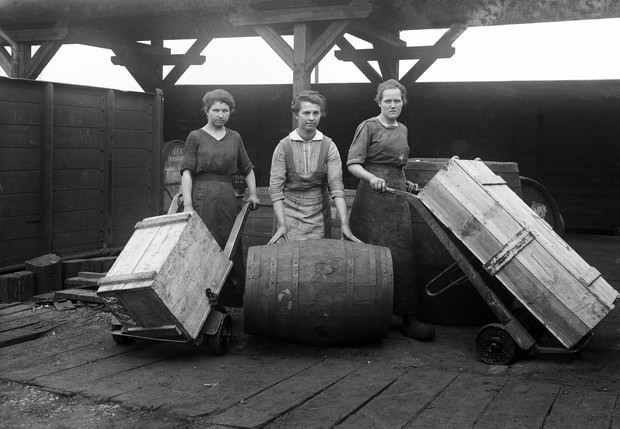 Frauenarbeit im Ersten Weltkrieg in Recklinghausen
Foto: Joseph Schäfer © LWL-Medienzentrum für Westfalen Frauenarbeit im Ersten Weltkrieg in Recklinghausen
Foto: Joseph Schäfer © LWL-Medienzentrum für Westfalen