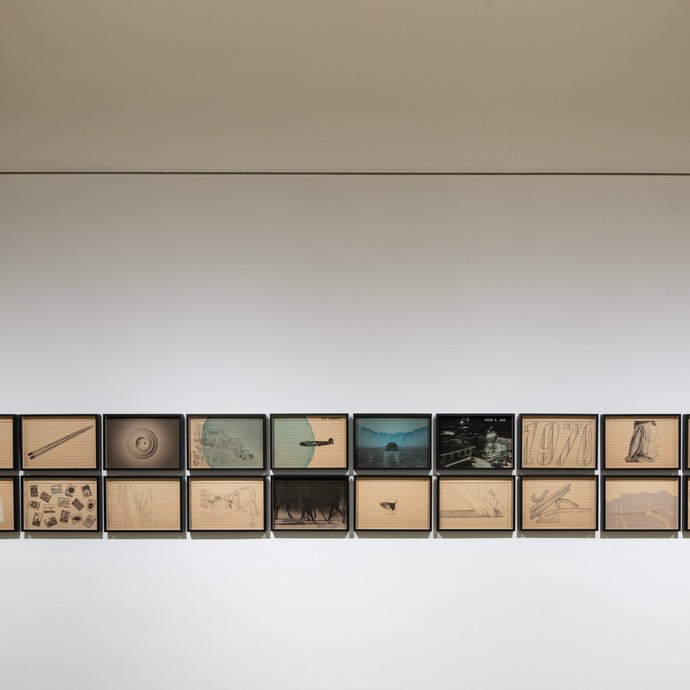 Installation von Esra Ersen in ihrer Ausstellung „A Possible History III“. (vergrößerte Bildansicht wird geöffnet)