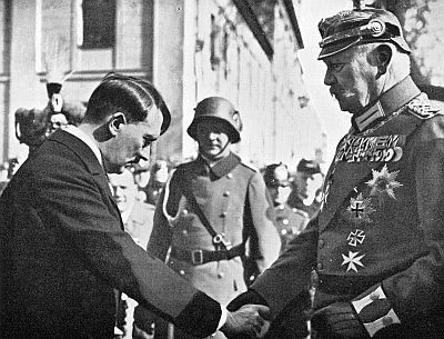 "Tag von Potsdam": Reichskanzler Adolf Hitler begrüßt Reichspräsident Paul von Hindenburg