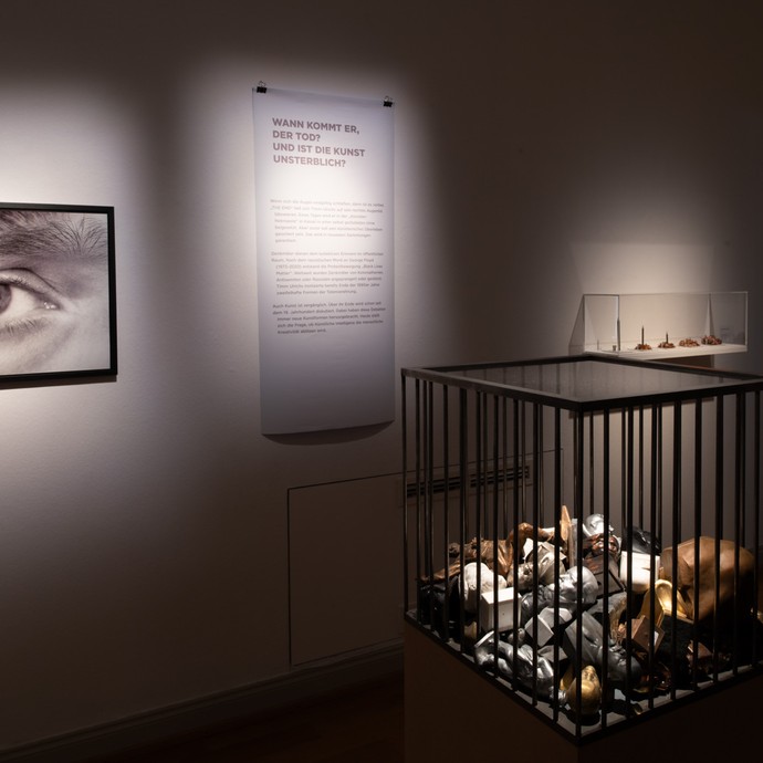 Ausstellungsobjekt „Der Tod“ von Timm Ulrichs (vergrößerte Bildansicht wird geöffnet)