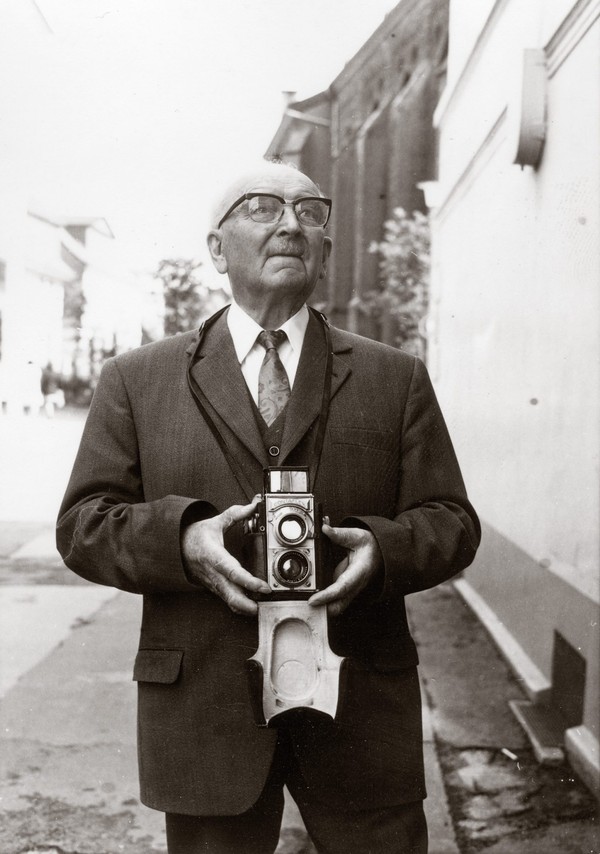Theodor Frey mit seiner Zeiss-Ikon Contaflex, 1972 Theodor Frey mit seiner Zeiss-Ikon Contaflex, 1972