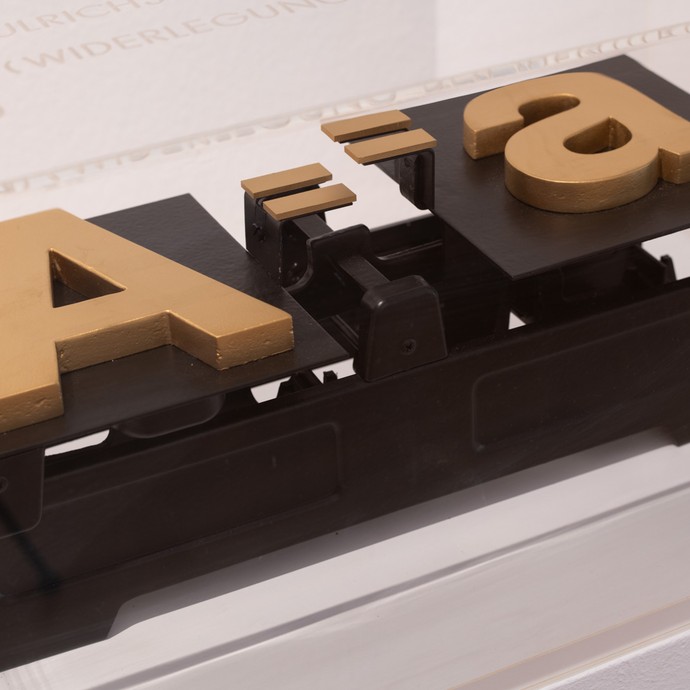 Ausstellungsobjekt „A=a(Widerlegung des Identitäts-Prinzips)“ von Timm Ulrichs (vergrößerte Bildansicht wird geöffnet)