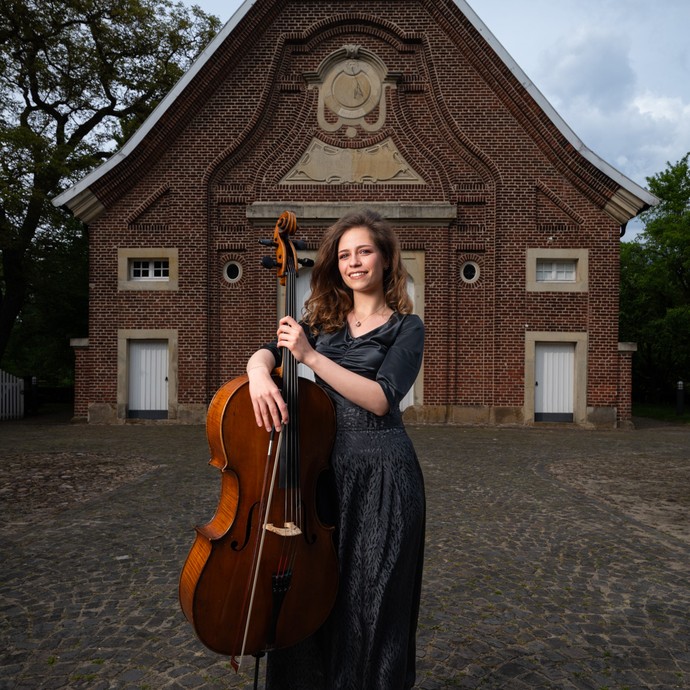 Porträt der Cellistin Emilija Mladenović vor dem Haus Rüschhaus (vergrößerte Bildansicht wird geöffnet)