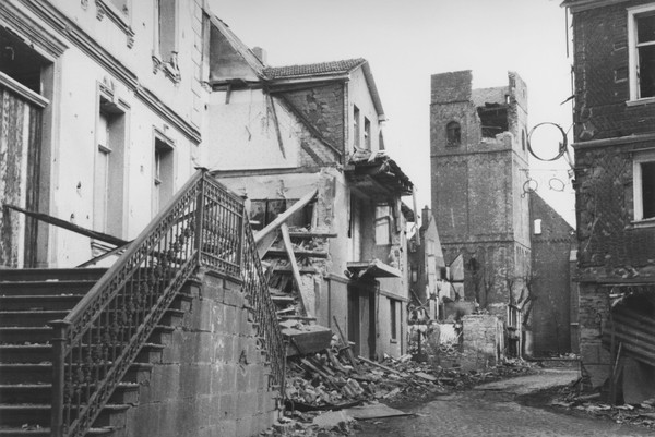 Die Kölner Straße mit der Pfarrkirche St. Johannes Baptist Die Kölner Straße mit der Pfarrkirche St. Johannes Baptist