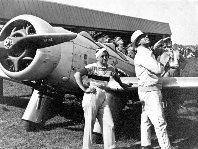 Elisabeth „Liesel“ Bach steht 1934 auf dem Flugplatz Münster-Loddenheide vor ihrer Propellermaschine.