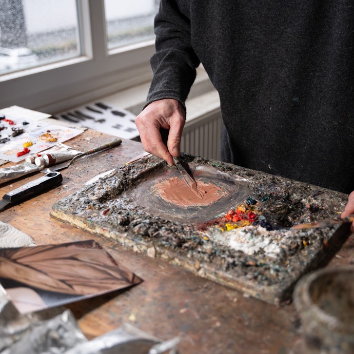 Maler Wolfgang Kessler beim Mischen von Ölfarbe, Detailaufnahme des Arbeitsprozesses, in seinem Atelier in Detmold (vergrößerte Bildansicht wird geöffnet)