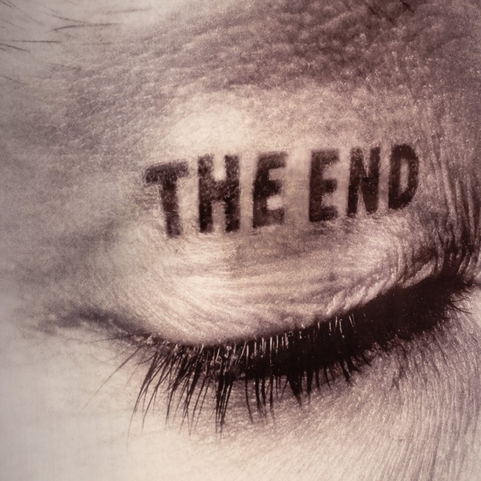 Ausstellungsobjekt „THE END“ von Timm Ulrichs (vergrößerte Bildansicht wird geöffnet)