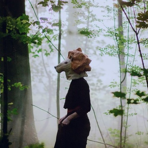 Filmstill einer Frau im Wald