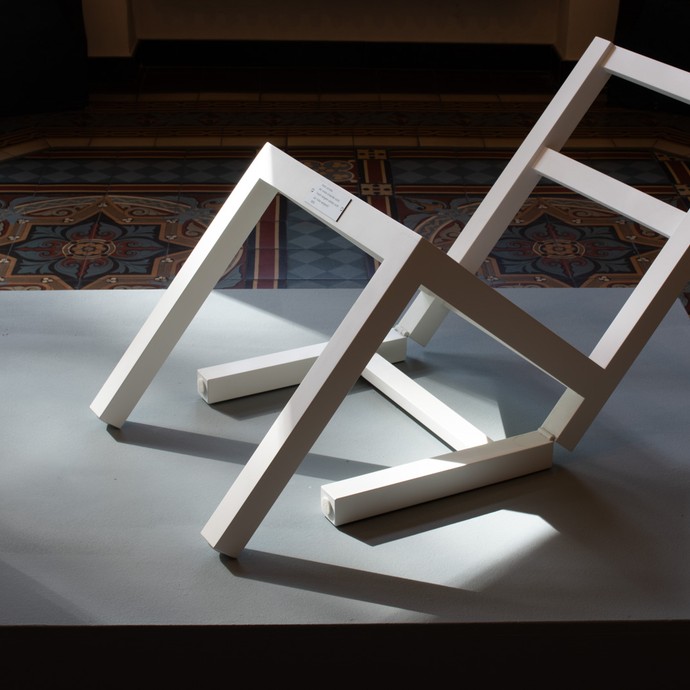 Ausstellungsobjekt „Der erste sitzende Stuhl(nach langem Stehen sich zur Ruhe setzend)“ von Timm Ulrichs (vergrößerte Bildansicht wird geöffnet)