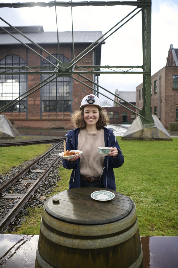 Moderatorin Jasmine Sainsbury mit Tee und Currywurst