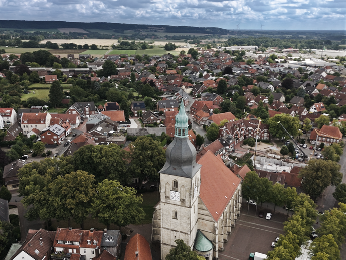 Drohnenaufnahme des Dorfzentrums von Nottuln heute. Zu sehen ist die St. Martin Kirche.